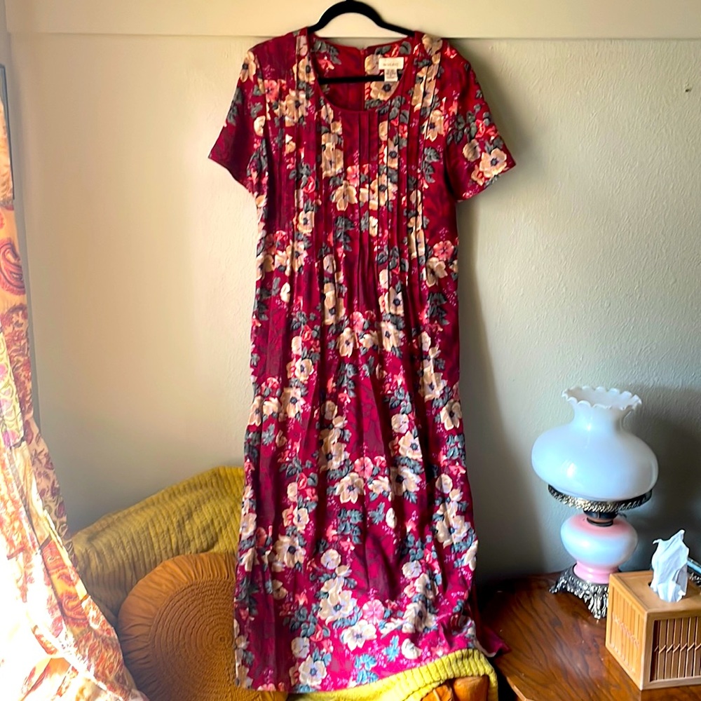 Vintage red floral Mosaic pleated front midi dress with tie back!